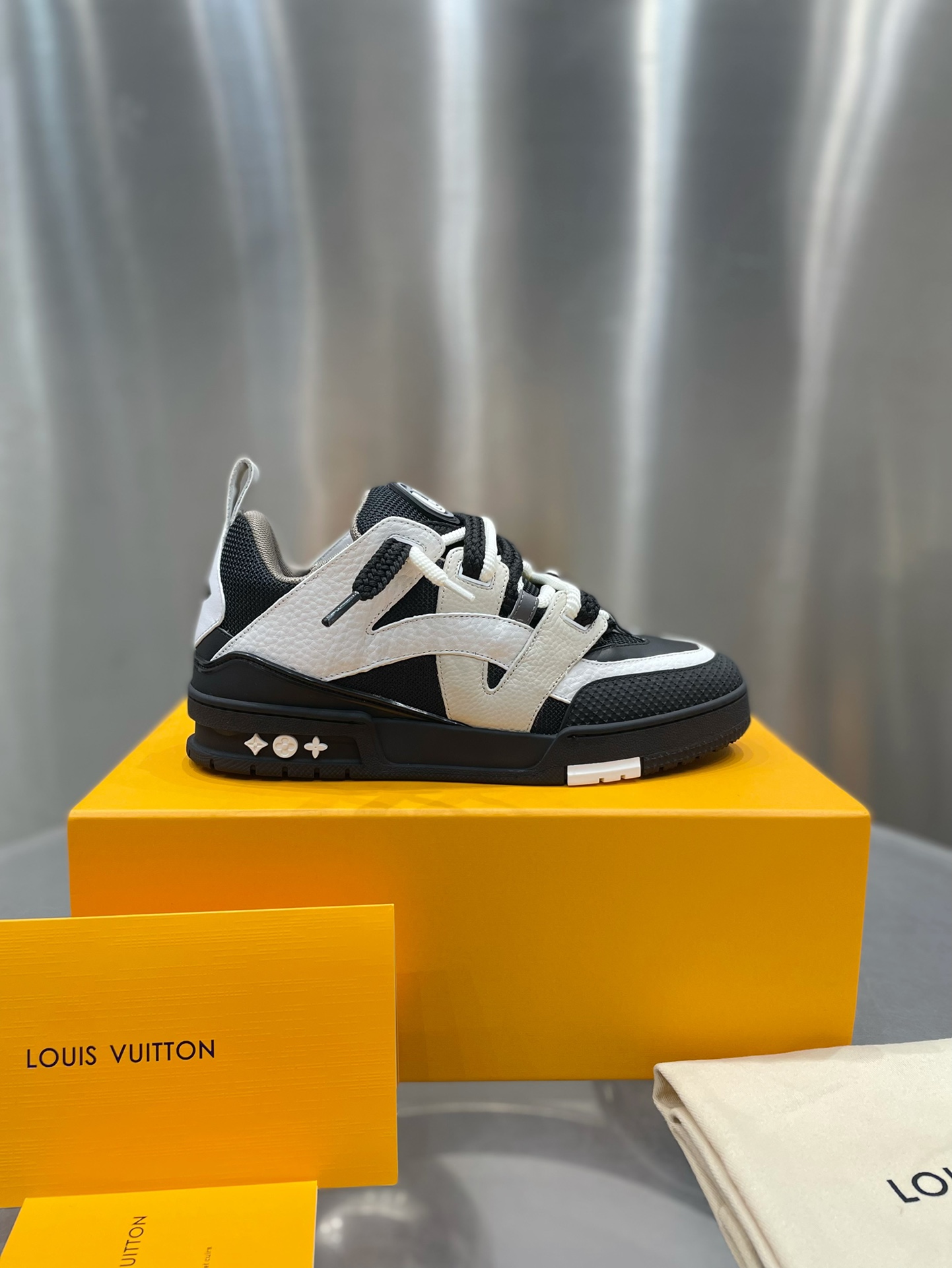 High Quality L*V Trainer Black