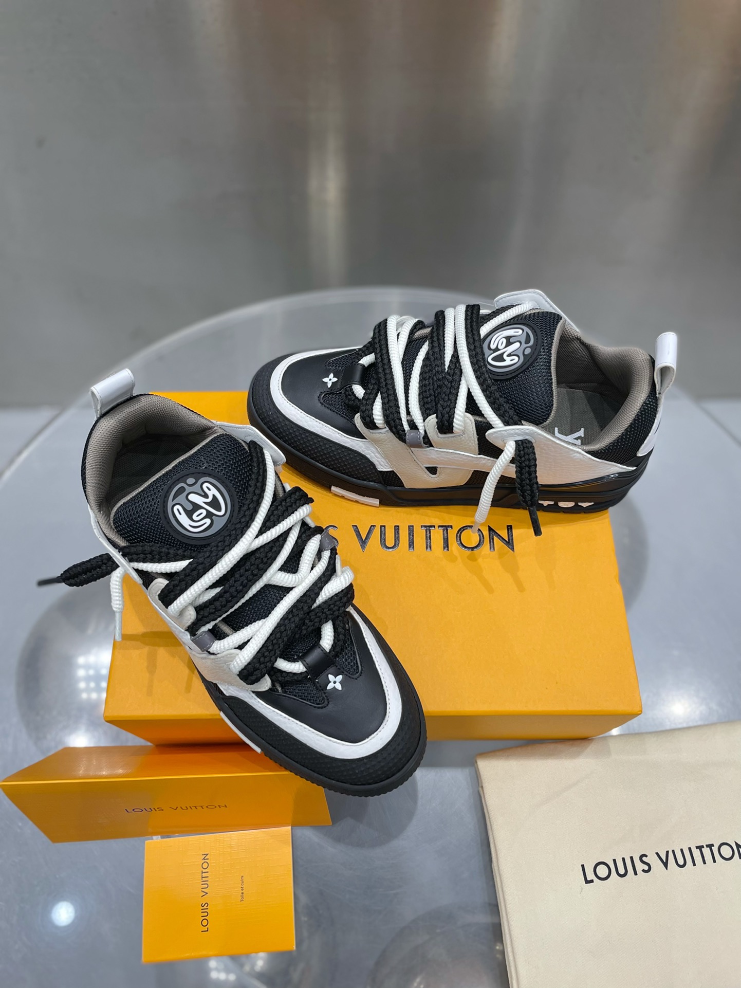 High Quality L*V Trainer Black