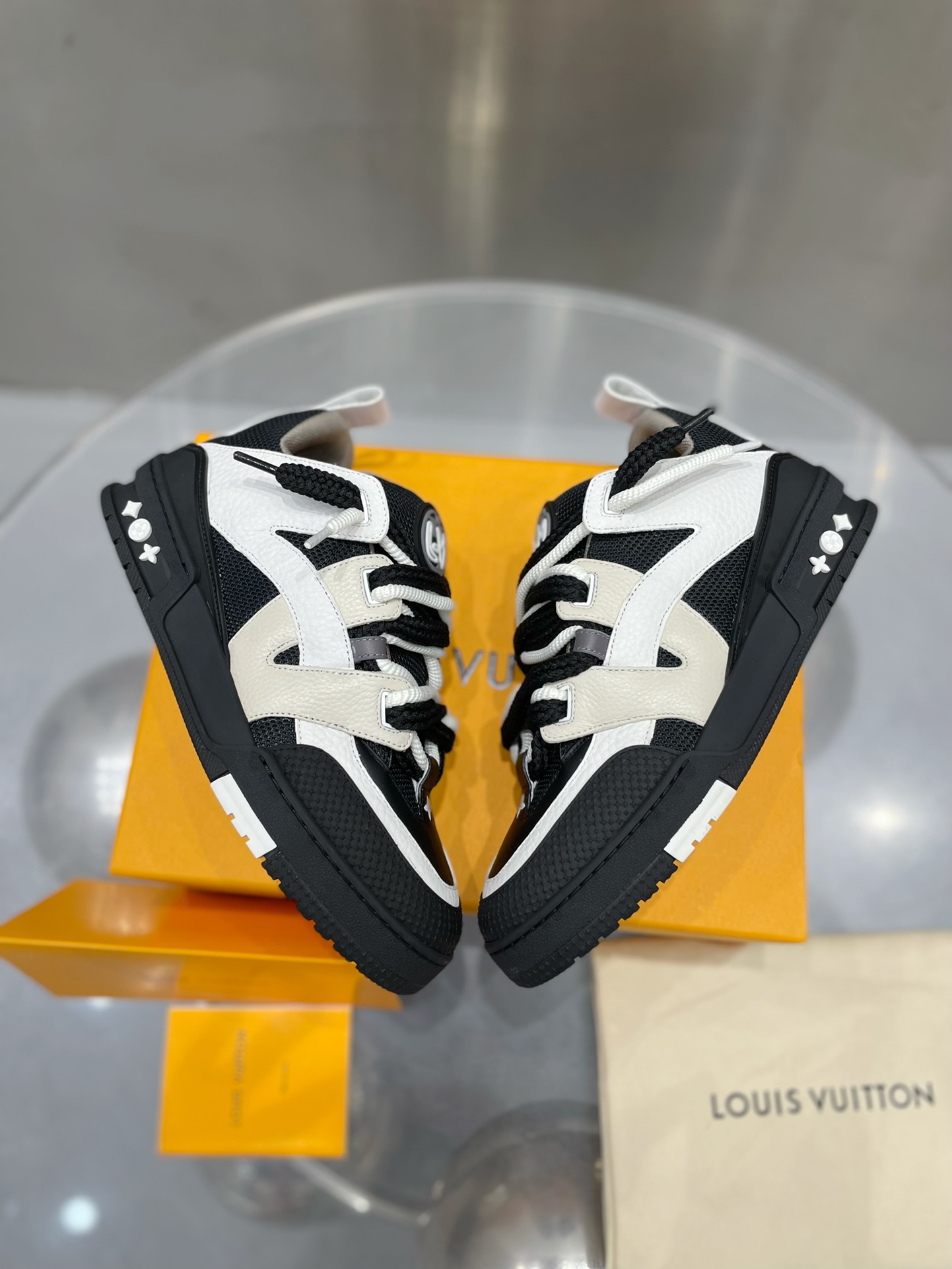 High Quality L*V Trainer Black