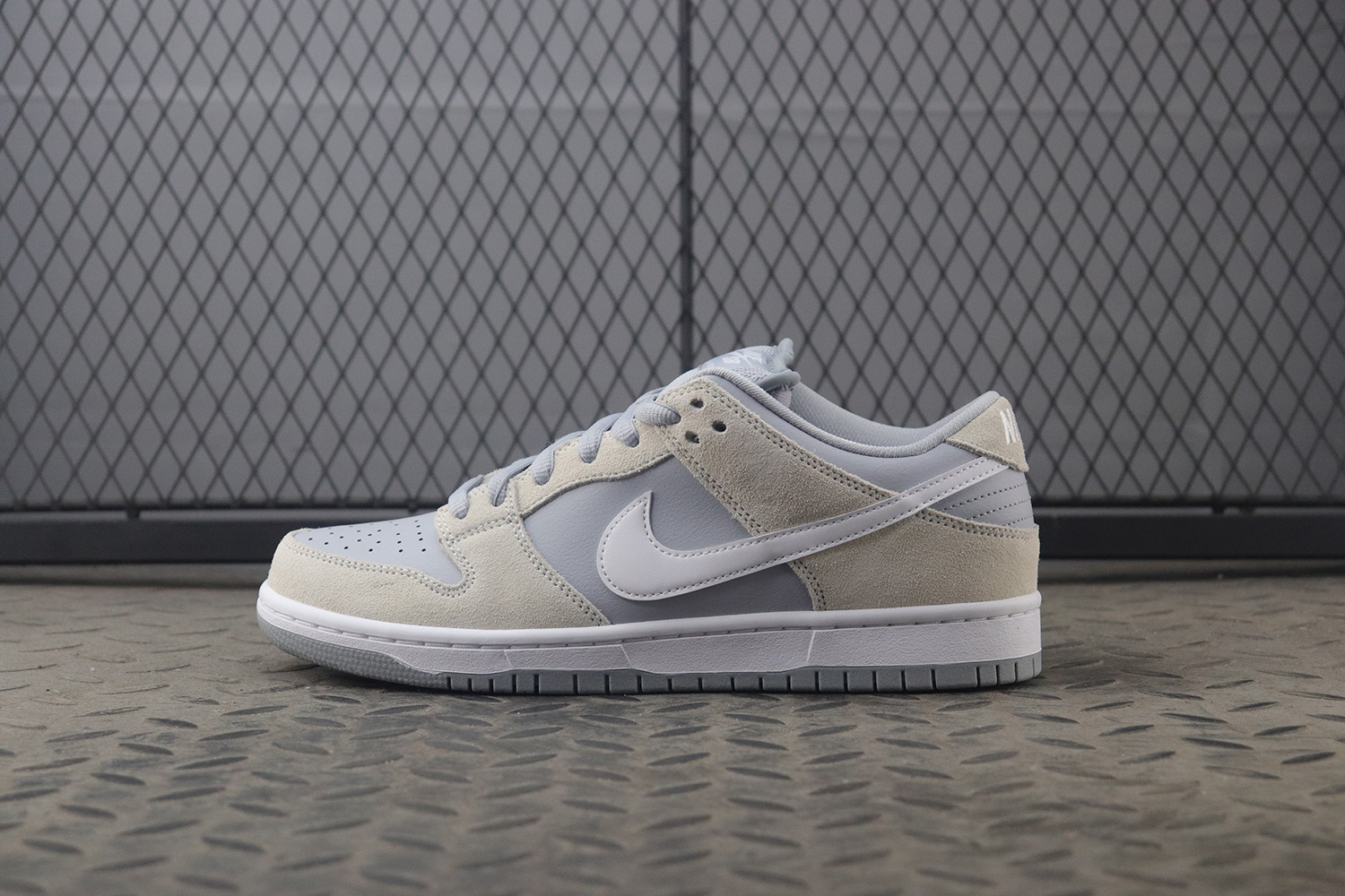 M Batch Nike SB Dunk Low Summit White Wolf Grey