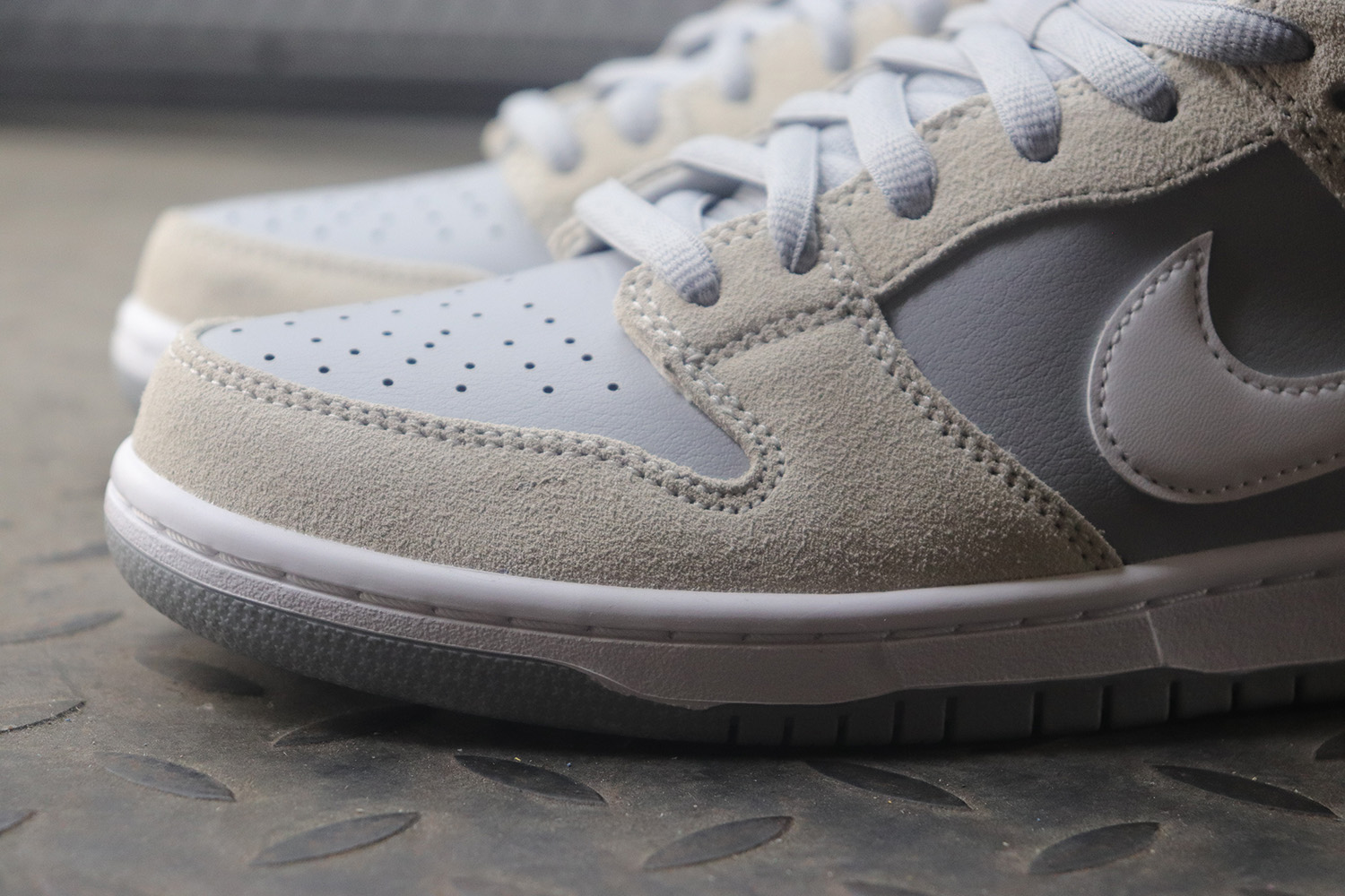 M Batch Nike SB Dunk Low Summit White Wolf Grey