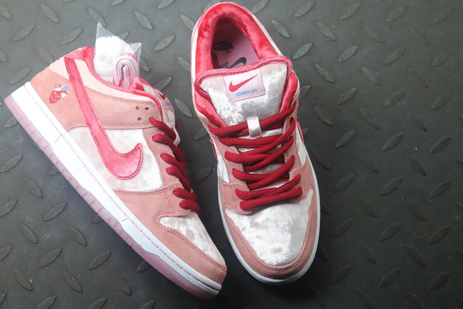 M Batch Nike SB Dunk Low StrangeLove Skateboards
