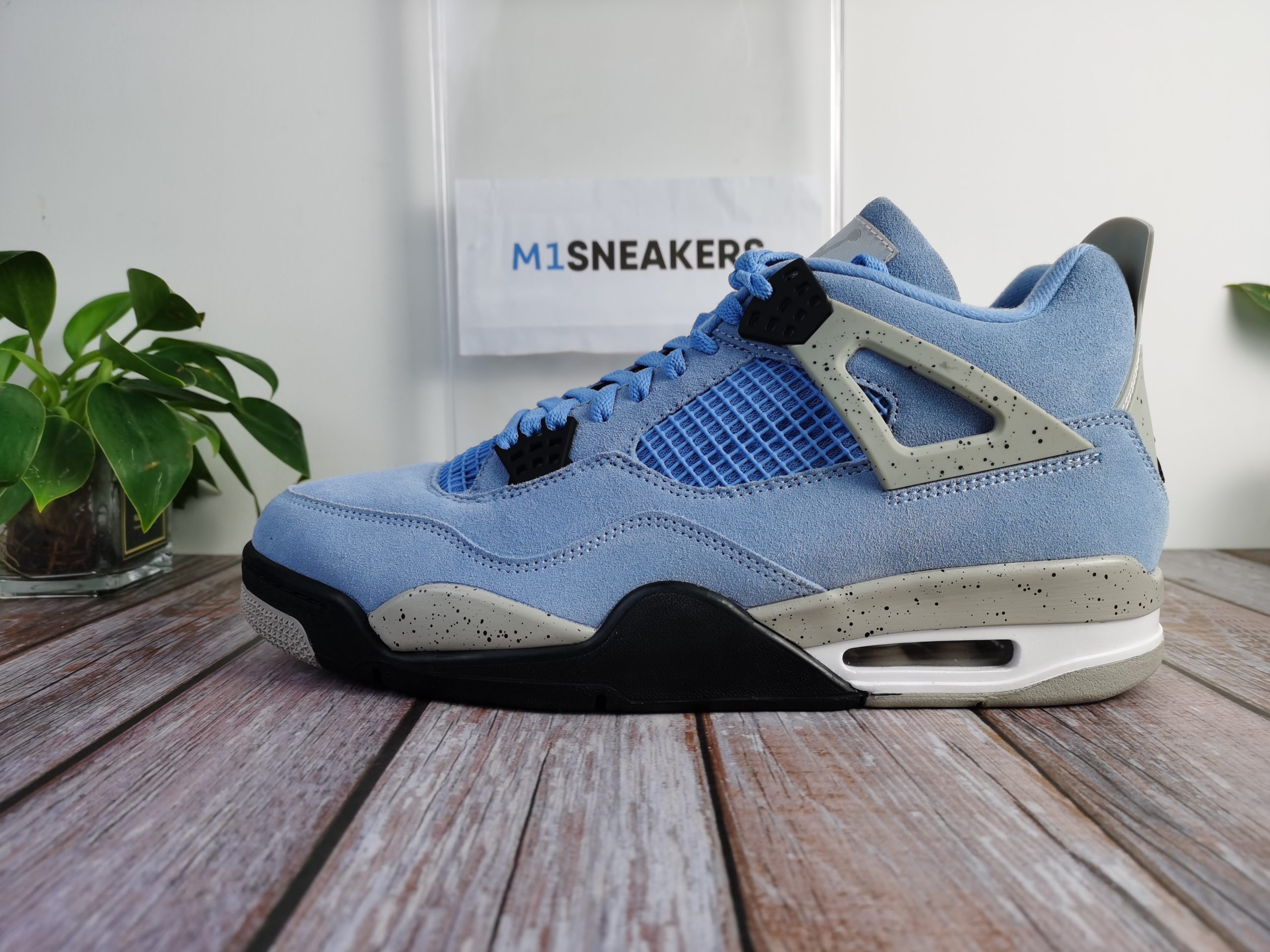 Jordan 4 Retro University Blue